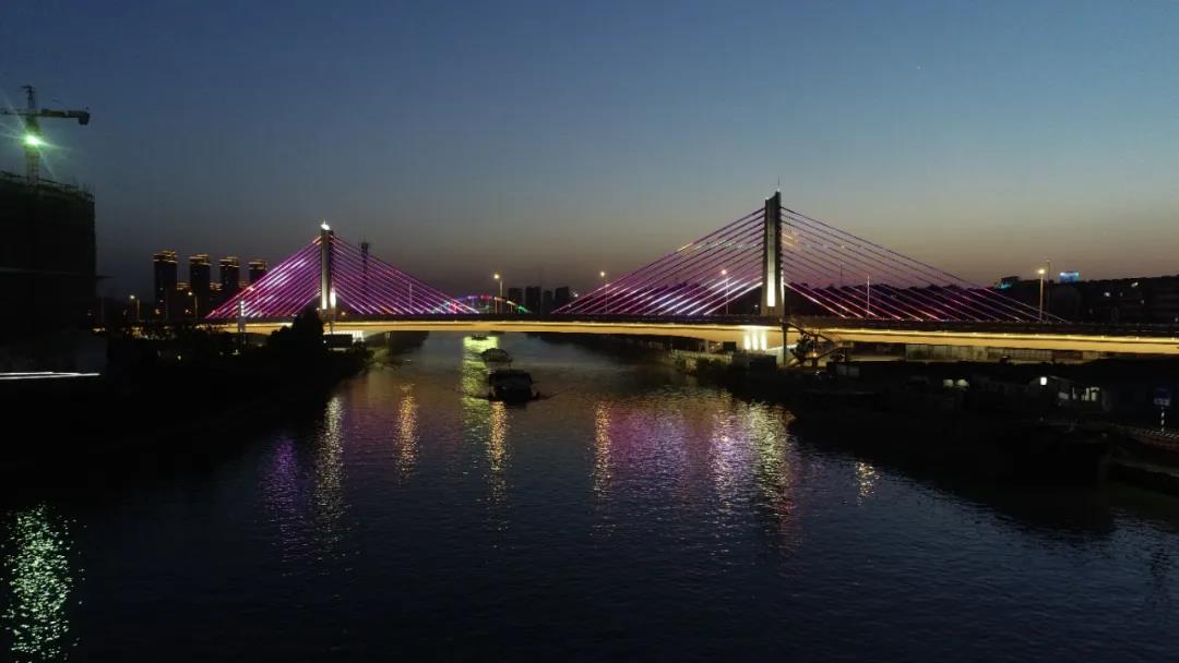 汽笛聲中白鷺飛，長(zhǎng)虹托起夜明珠——共賞東塘大橋夜景